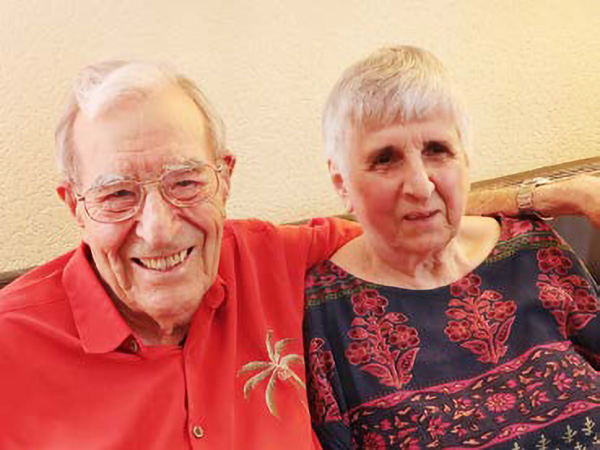 Heinz und Edelgard Battermann in ihrer Wohnung in Ditzingen.