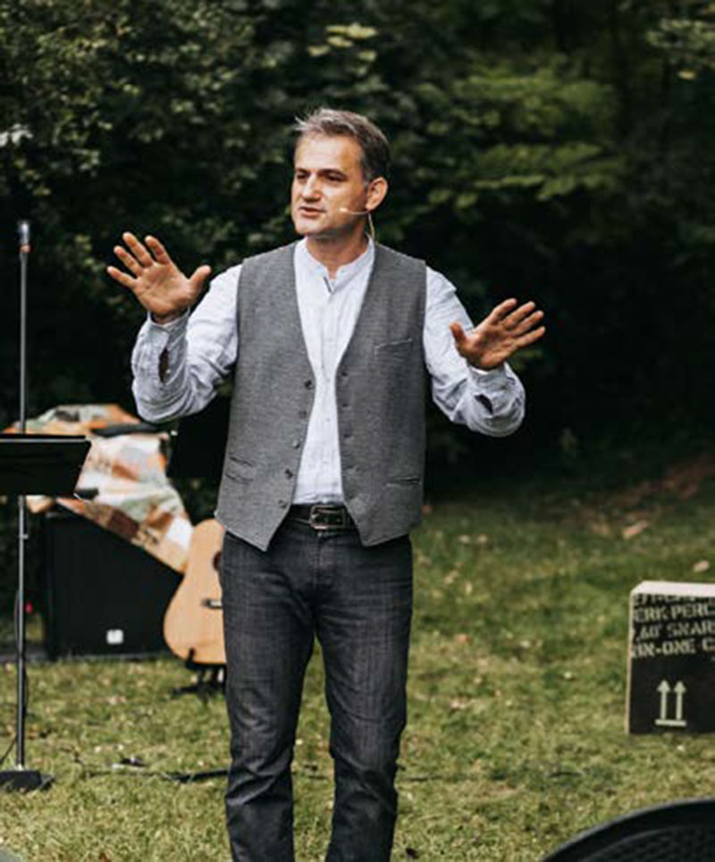 Pastor Virgil Croitor bei einem Open-Air-Gottesdienst mit Taufe