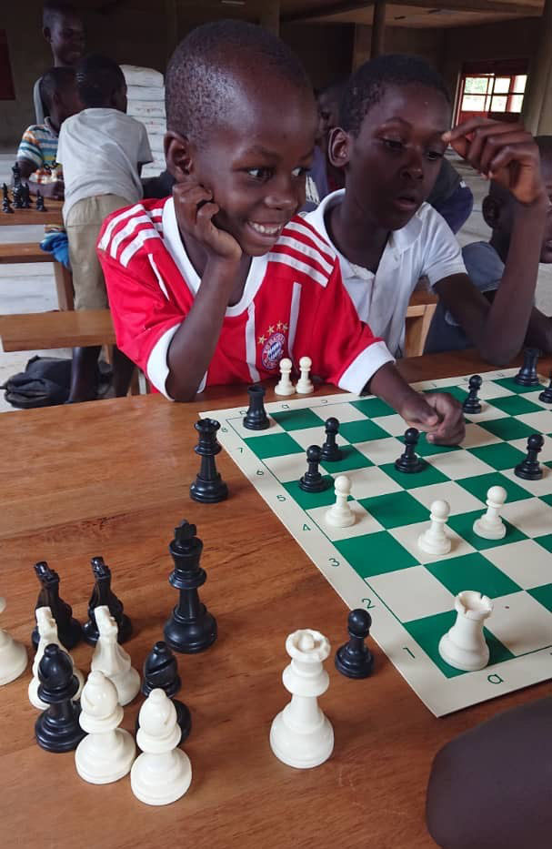 Mit Begeisterung dabei: Kinder beim Schachspiel im Nalubaale Social Center.