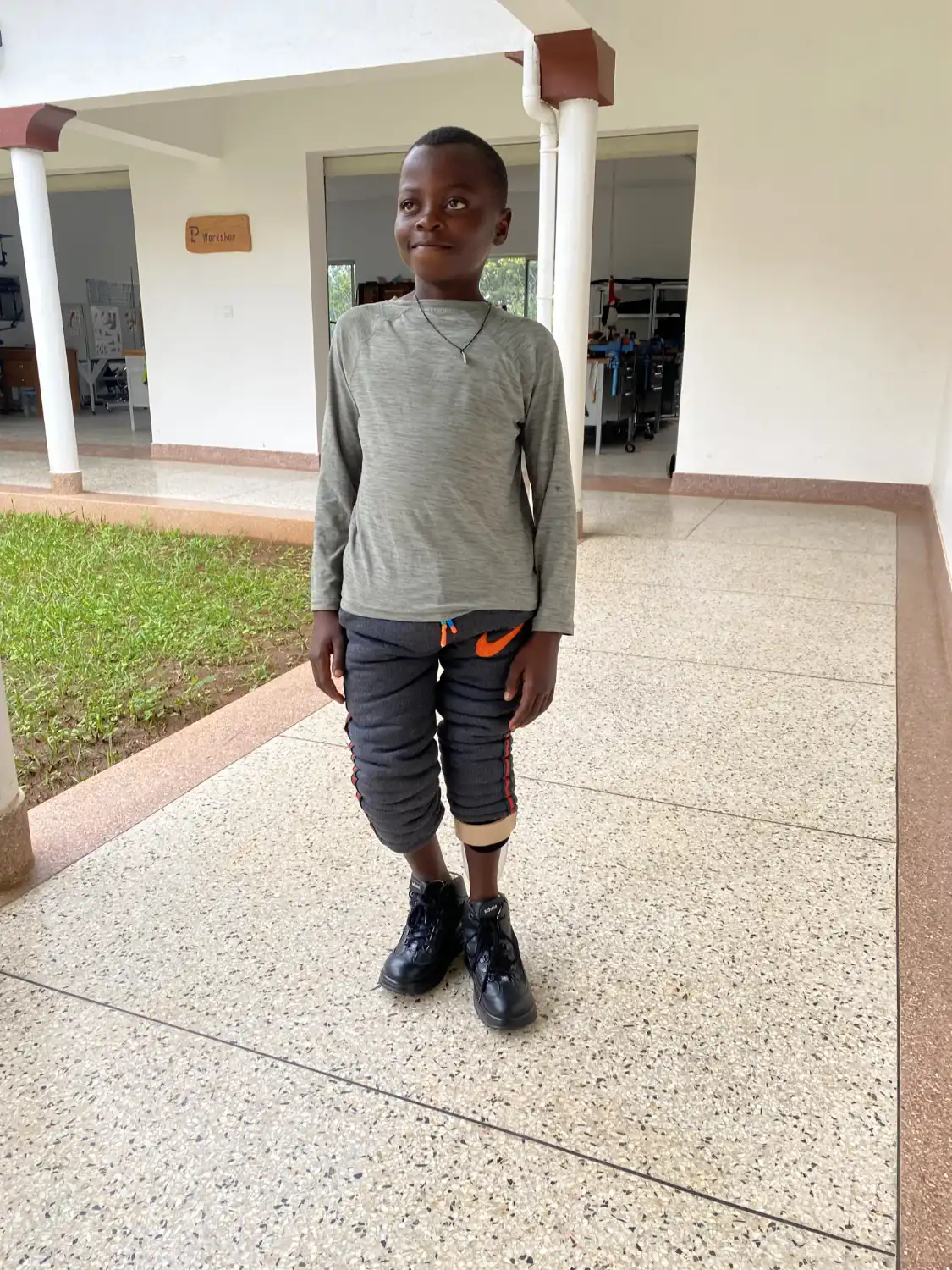 Derrick mit seinen neuen orthopädischen Schuhen