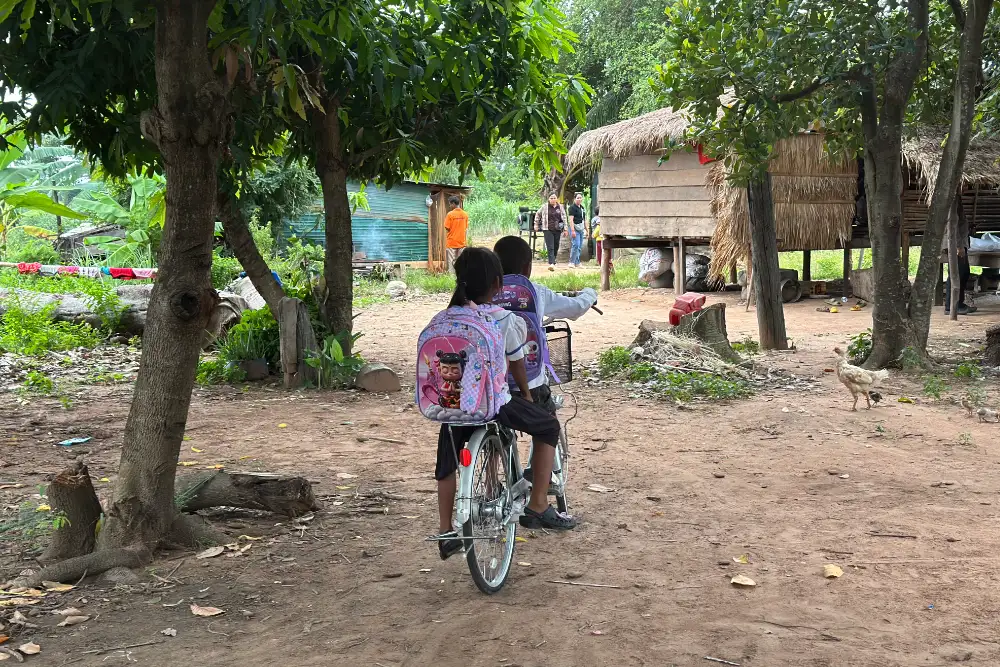 Endlich zur Schule gehen! Tida und ihr Bruder mit dem neuen Fahrrad