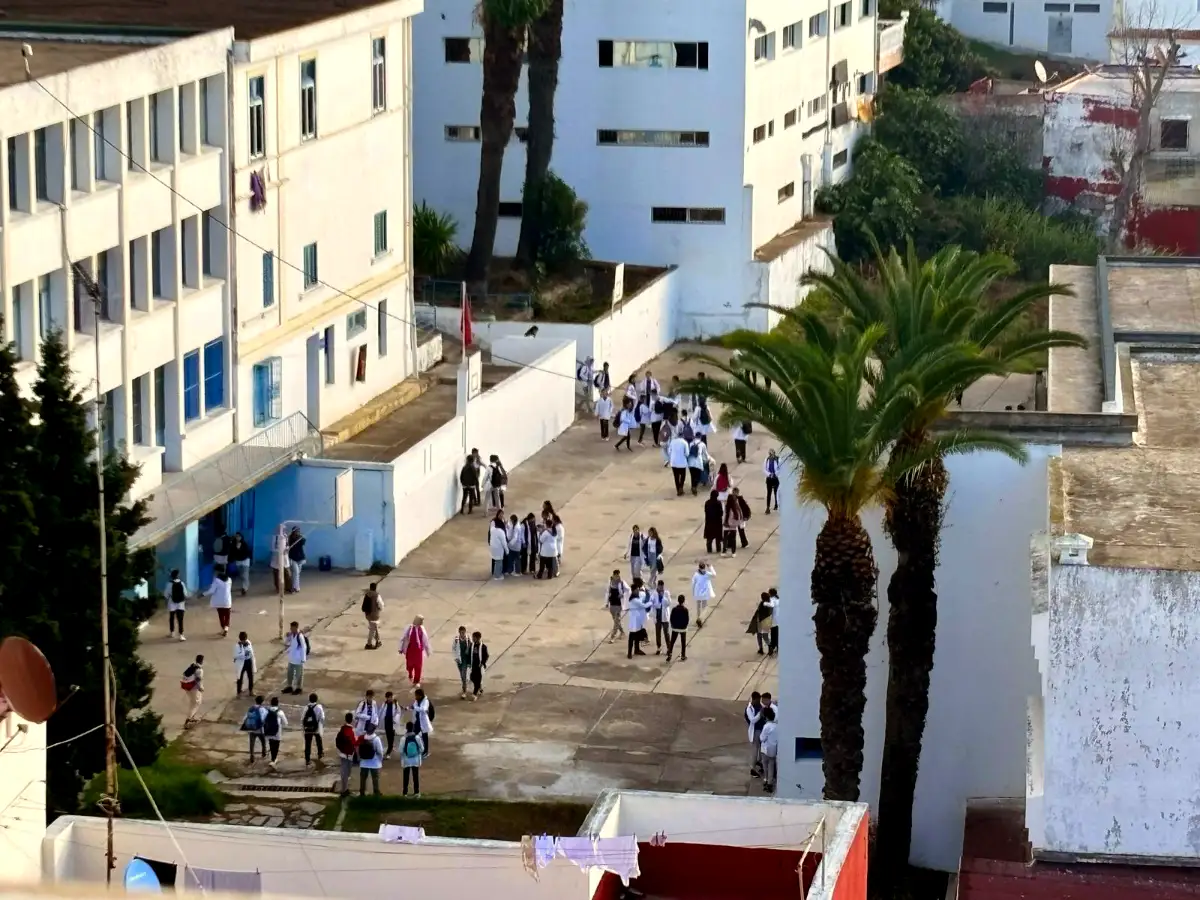 Schulhof in einer nordafrikanischen Großstadt: Die meisten jungen Menschen möchten lernen und sich weiterentwickeln.