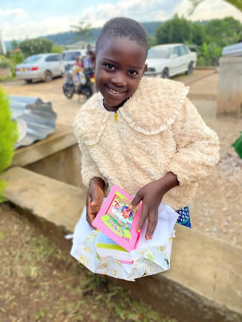 Patenkinder bekommen ein Weihnachtspaket und jeder eine eigene Bibel.